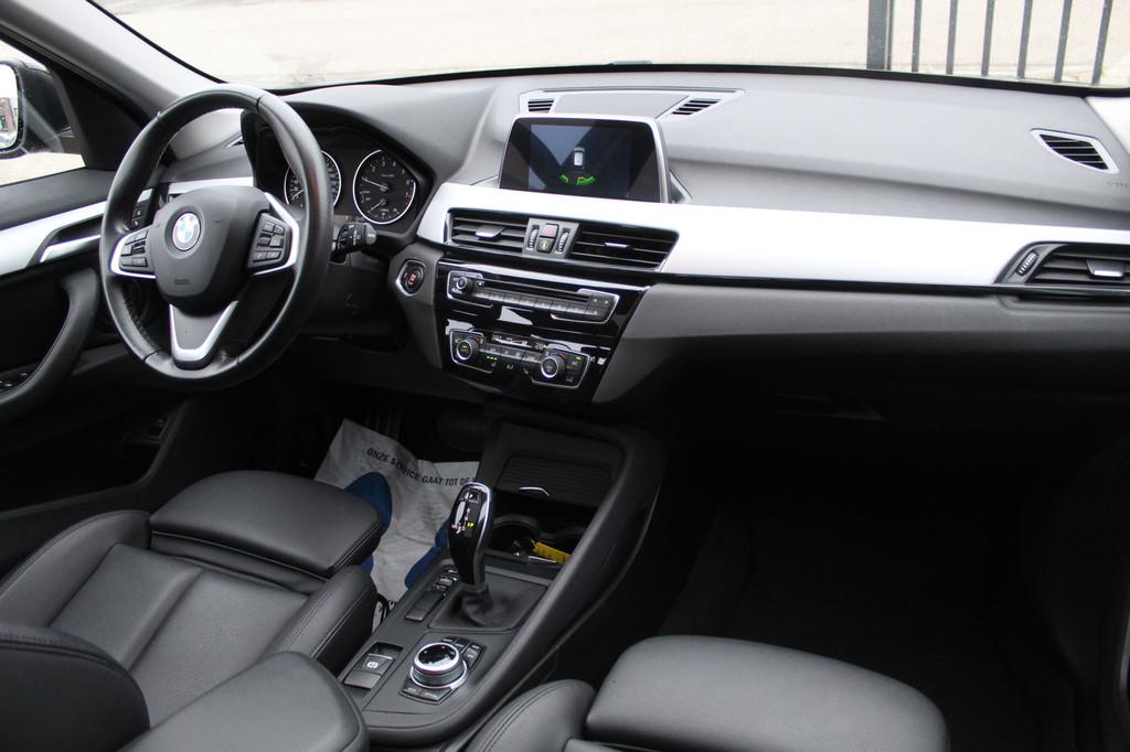 BMW X1 sDrive18i Executive Automaat | Panoramadak | Lederen, Gebruikt, Met garantie (alle), Zwart, 19 km/l