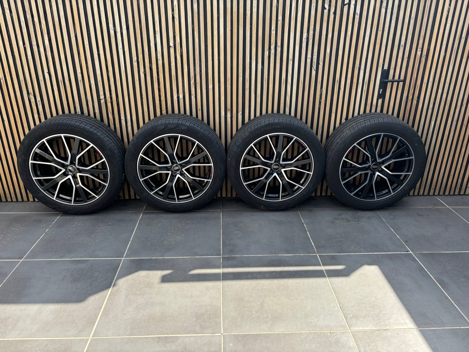 Org Audi 20” velgen + Pirelli 255/45 R20 – Q5 / SQ5 – OEM, Auto-onderdelen, Banden en Velgen, Ophalen, Gebruikt, 255 mm, Velg(en)