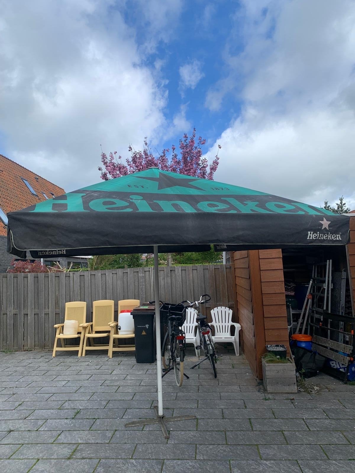 Grote Heineken Parasol (3x3) - Ideaal voor terras, Tuin en Terras, Parasols, Ophalen, Gebruikt, 3 tot 4 meter, Stokparasol