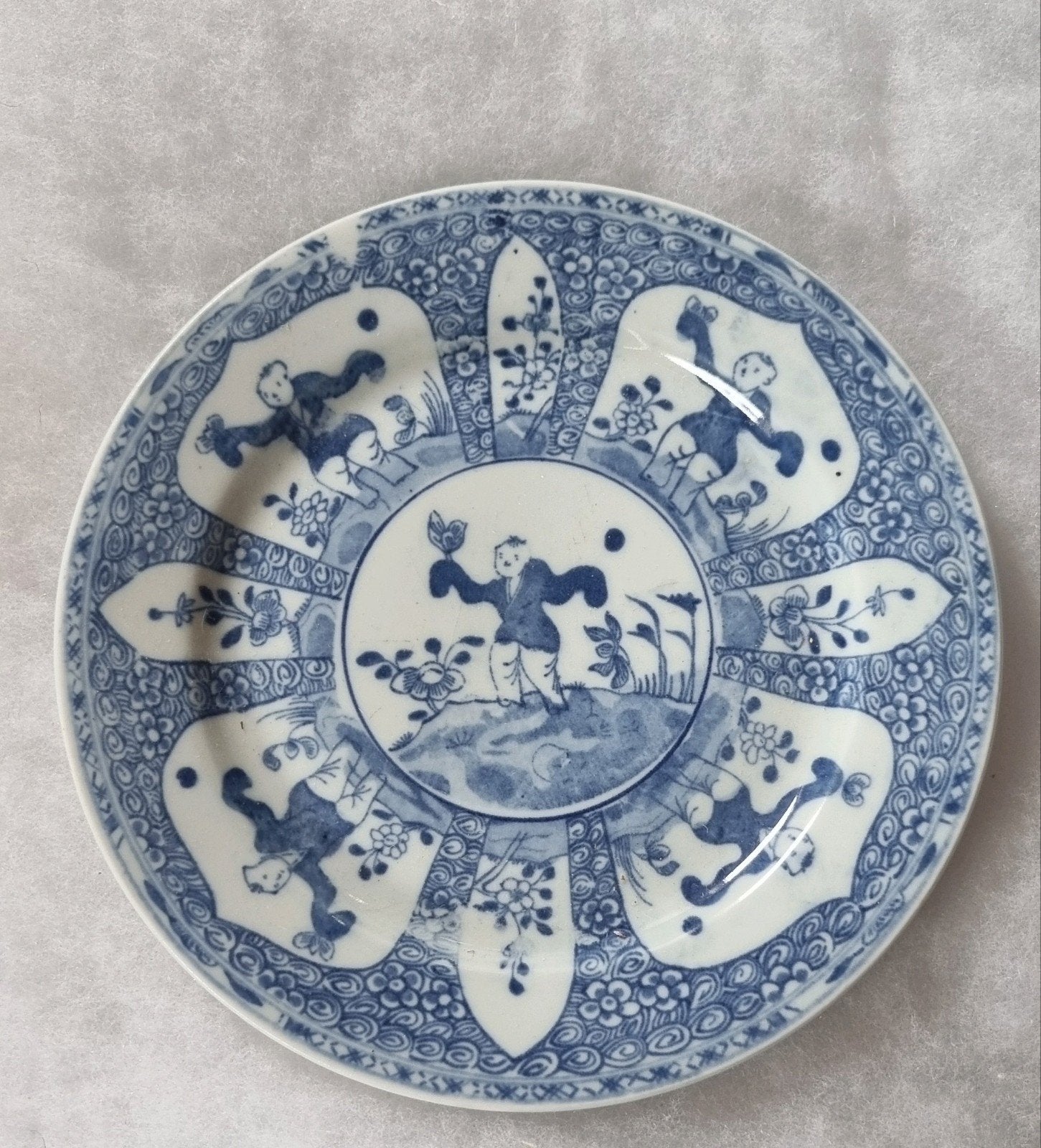 Antiek Chinees Kangxi stijl wandbord met "Zotjes", Verzenden