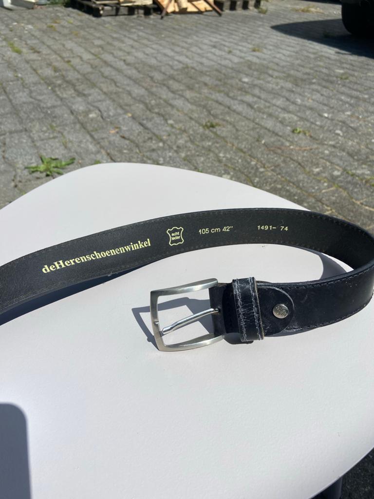 Zwarte Leren Riem - deHerenschoenenwinkel - 105 cm, Kleding | Heren, Riemen en Ceinturen, Zo goed als nieuw, Riem of Ceintuur