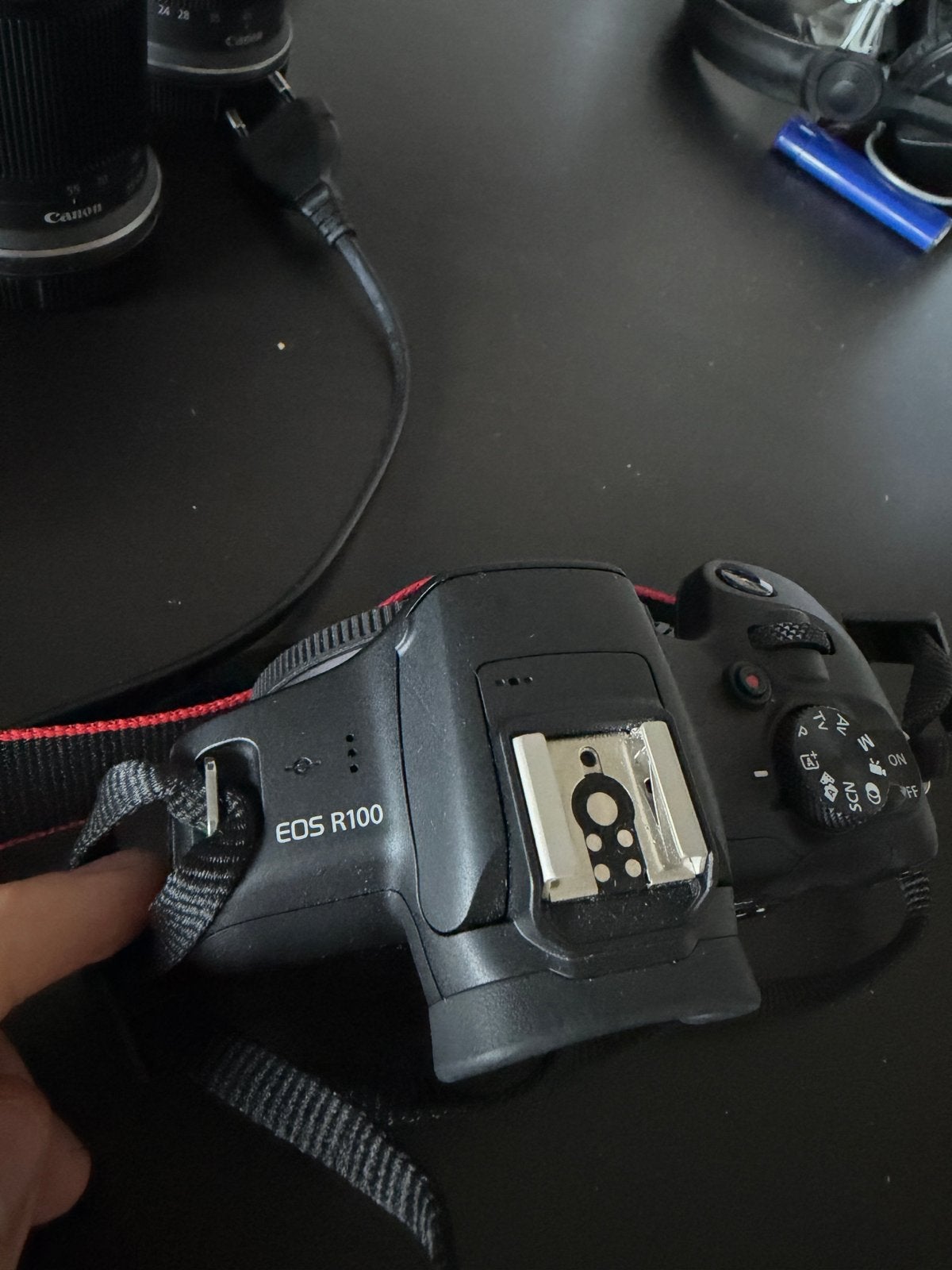 Foto 15 van Canon EOS R100 Systeemcamera met 2 lenzen en accessoires