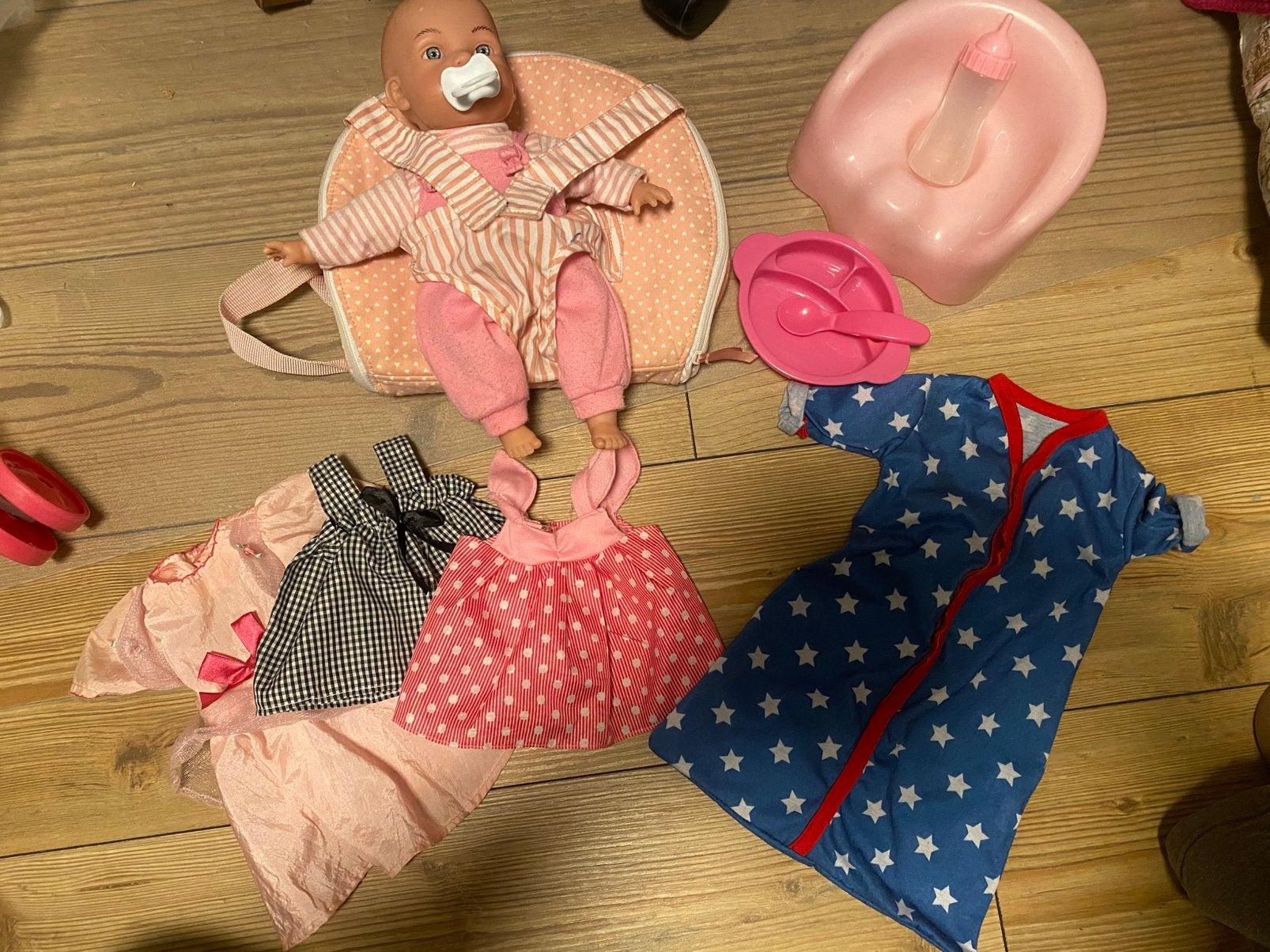 Kleine babypop met kleding en accessoires, Kinderen en Baby's, Ophalen of Verzenden, Gebruikt, Babypop