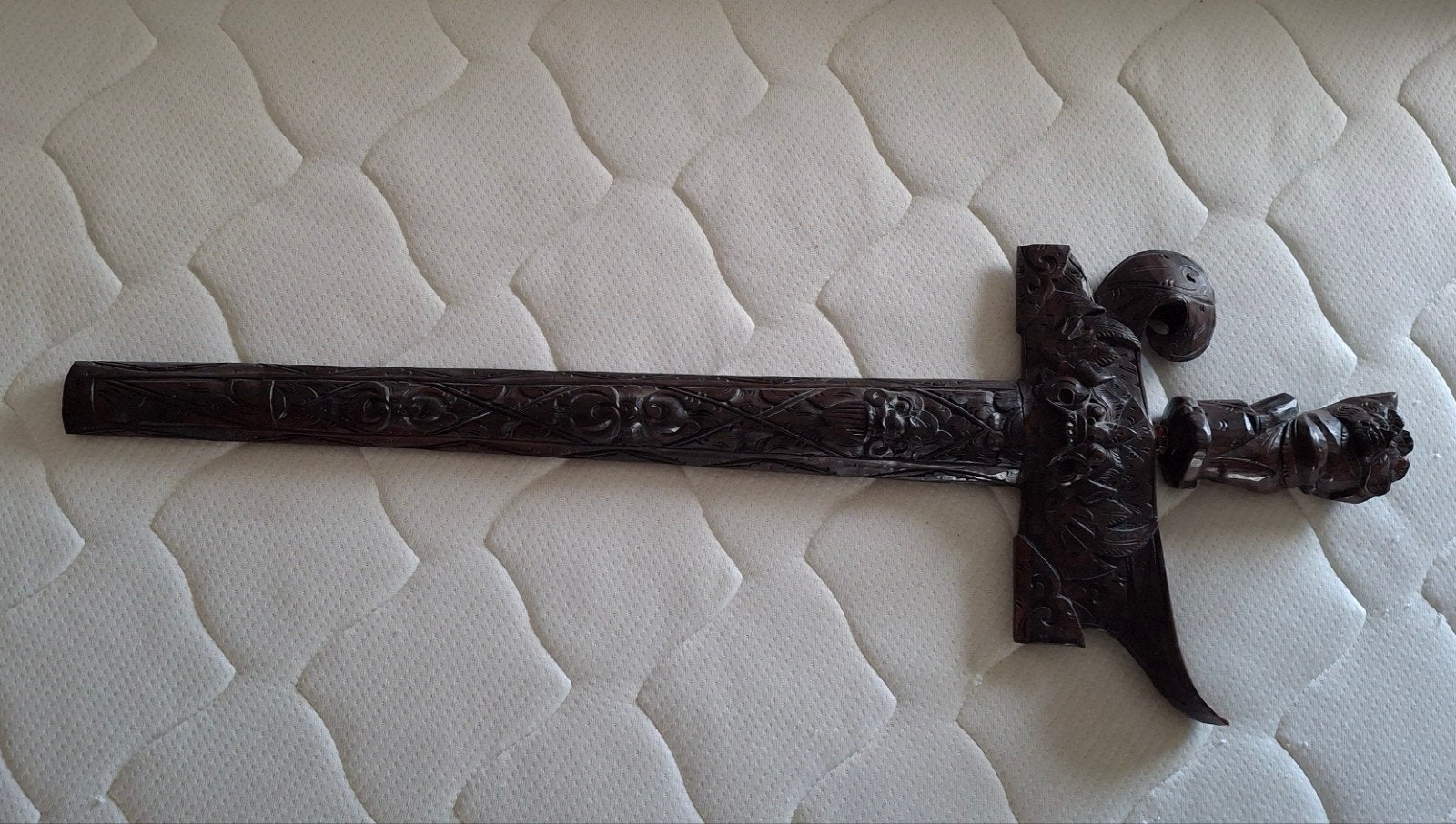 Indonesische Keris met gedetailleerd houtsnijwerk, Antiek en Kunst, Hout, Bruin, Ophalen of Verzenden, Indonesië