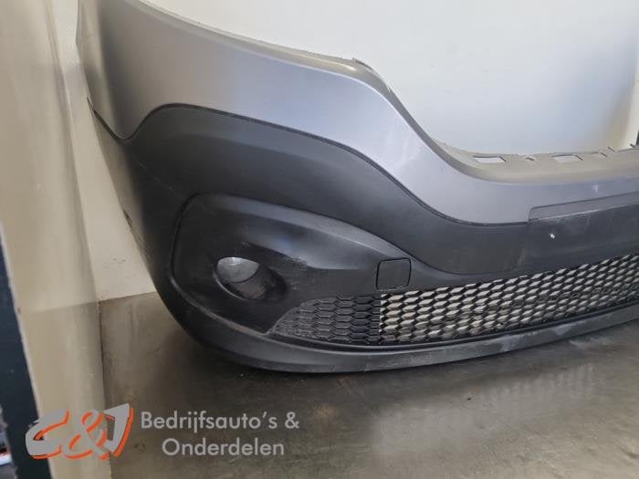 Voorbumper van een Renault Trafic, Gebruikt, -, Renault, -