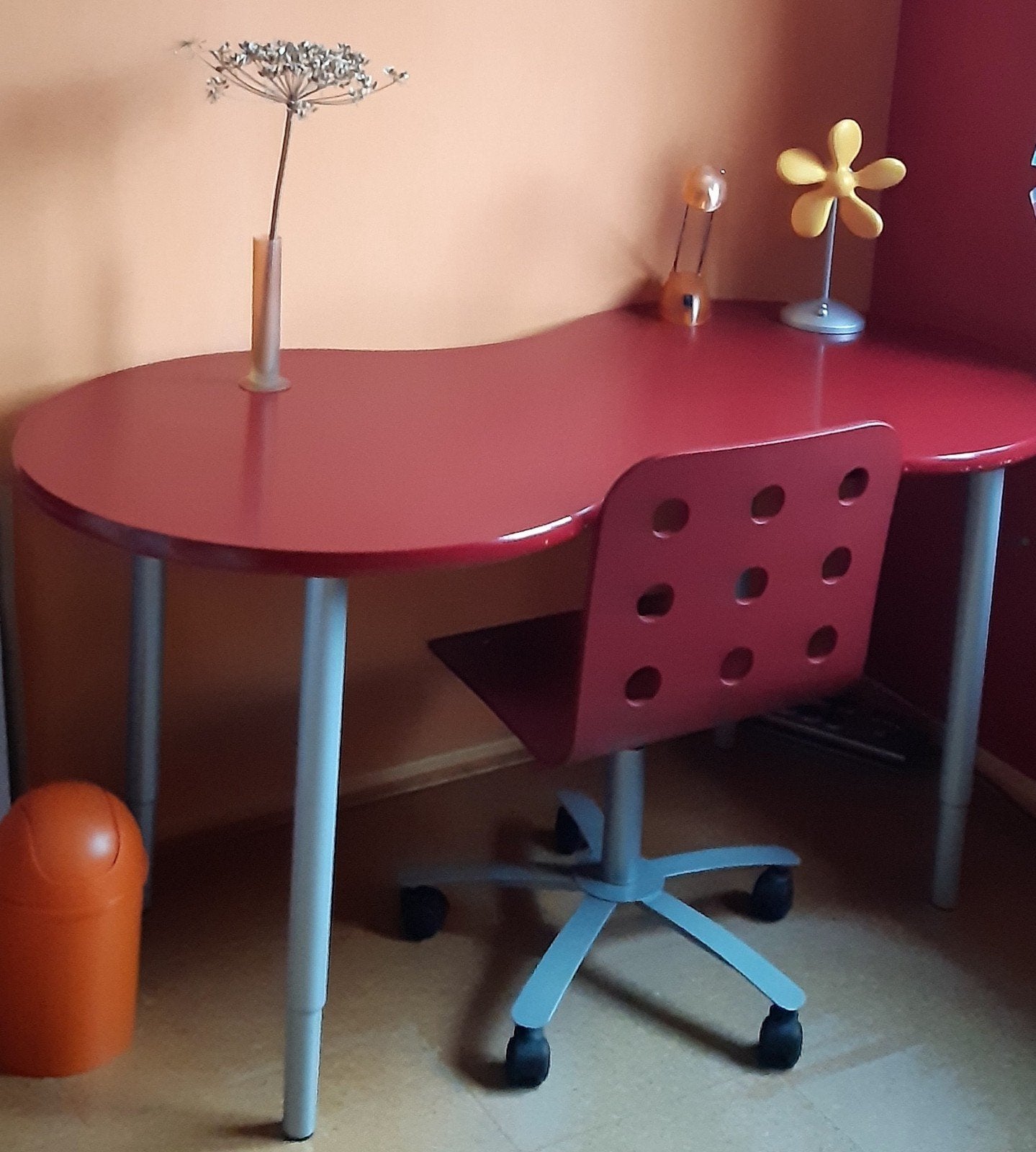 Bureau in de vorm van een noot met bureaustoel donkerrood, Huis en Inrichting, Bureaus, Ophalen, Gebruikt, Rood