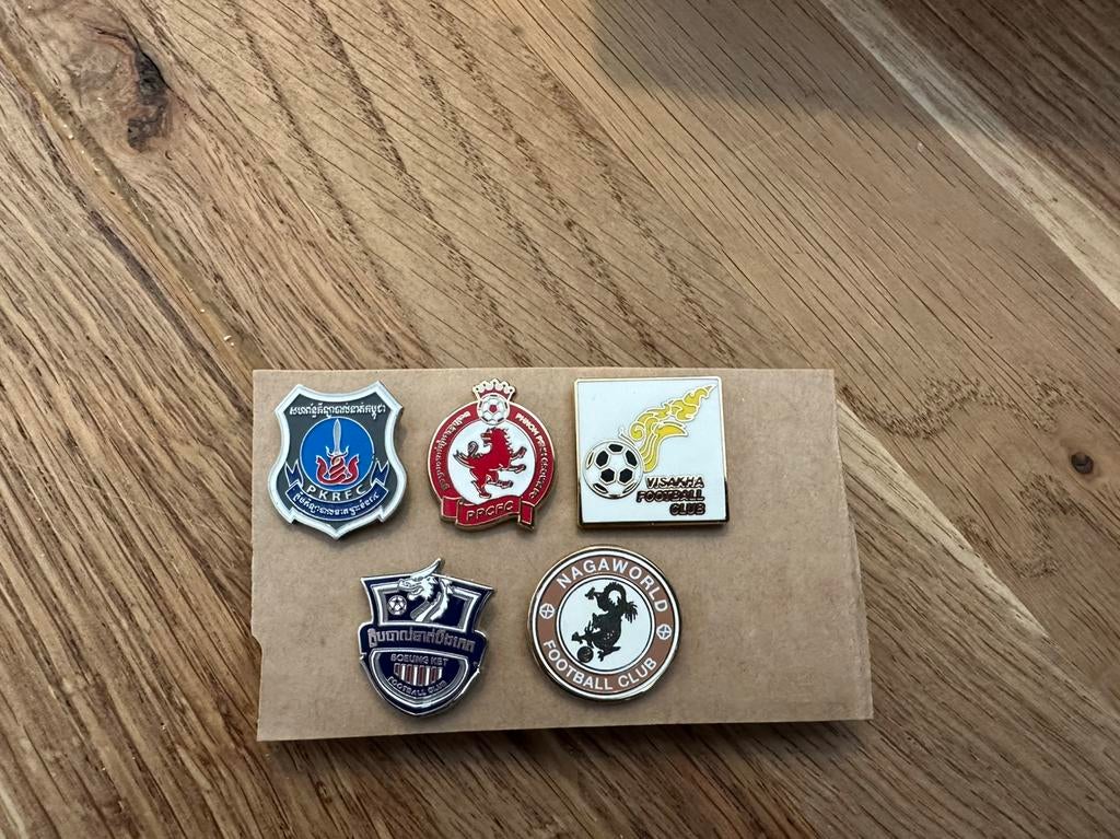 Voetbal pins Cambodja, Ophalen of Verzenden, Zegels, Bonnen of Punten