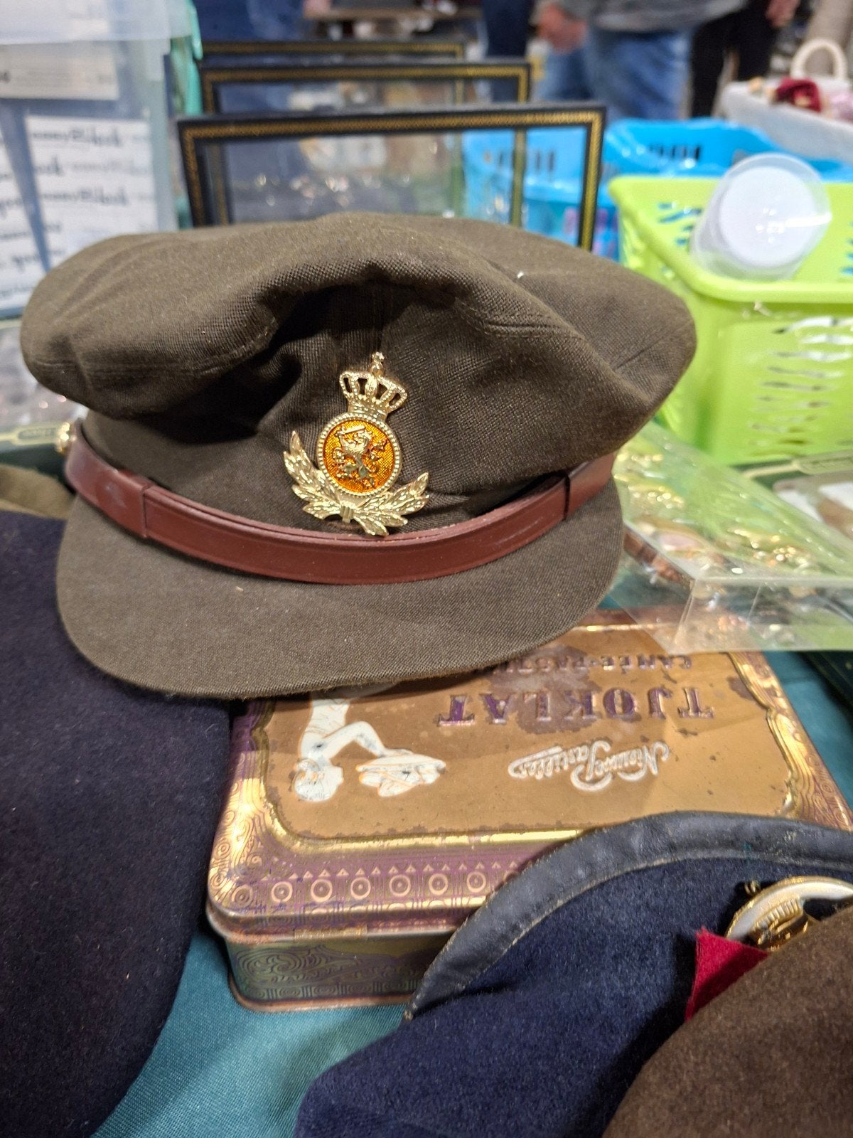 Vintage Militair Baret/Pet met Embleem, Ophalen of Verzenden, Landmacht, Overige gebieden, Helm of Baret