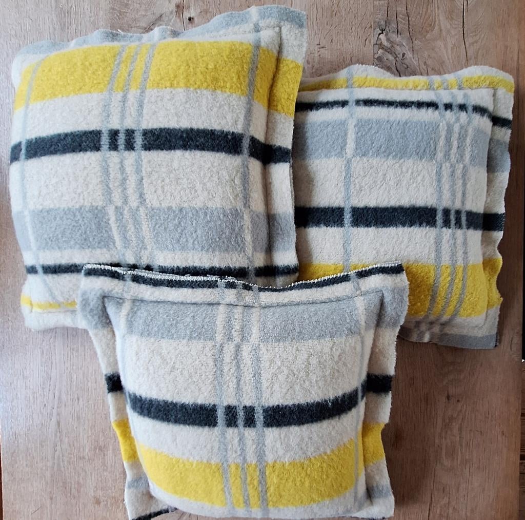 Set van 3 kussens met wollen hoezen., Huis en Inrichting, Woonaccessoires | Kussens, Ophalen of Verzenden, Vierkant