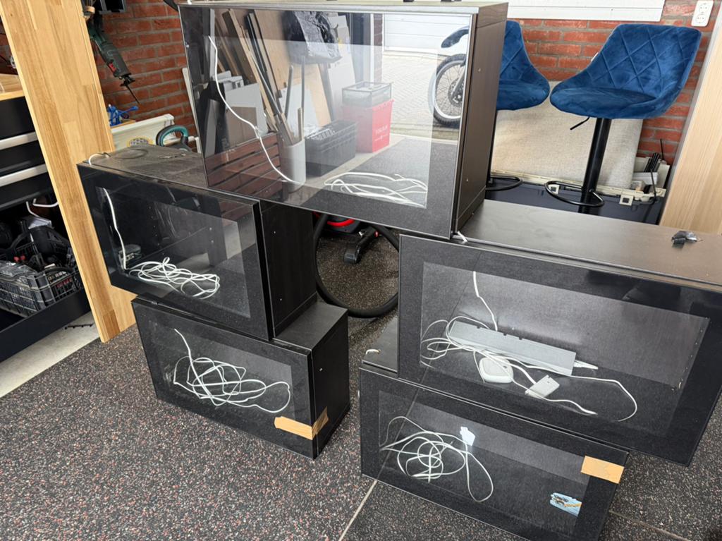 5x IKEA Besta vitrines met verlichting, Ophalen, Gebruikt