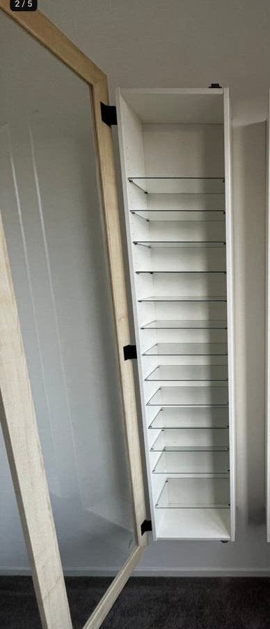 2x Ikea Bertby vitrine hangend 15 euro per stuk, Huis en Inrichting, Ophalen, 50 tot 100 cm, Zo goed als nieuw, Minder dan 100 cm