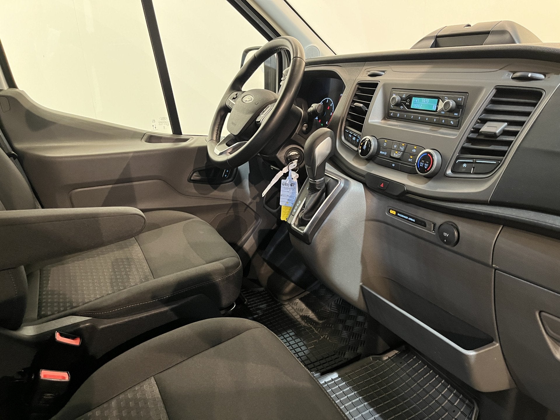 Foto 3 van Ford Transit 350 2.0 TDCI L3H2 Trend 130 PK Automaat / Euro