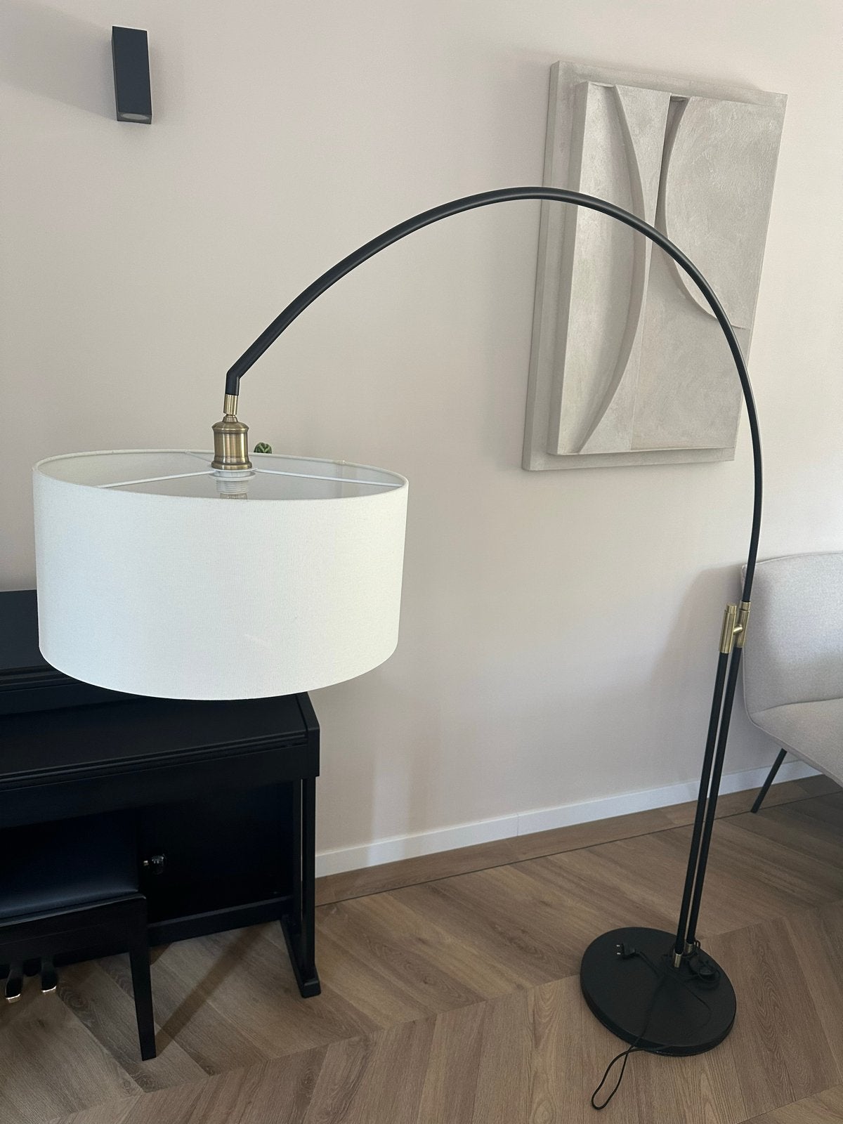Zwarte booglamp van MADE - witte kap en gouden messing, Ophalen, E27 (groot), Zo goed als nieuw, Metaal