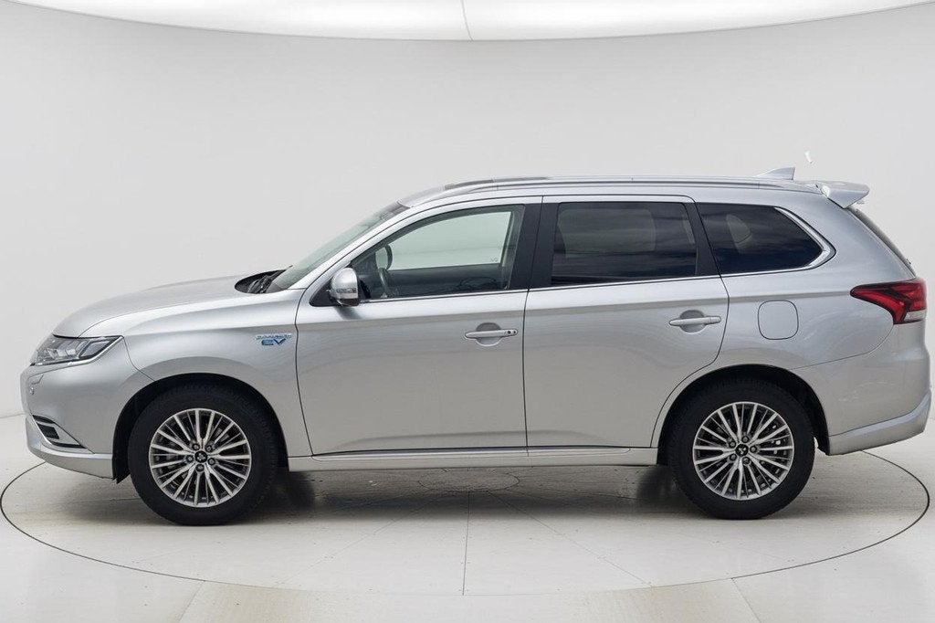 Mitsubishi Outlander 2.4 PHEV Intense+ NL AUTO/Afn. Trekhaak, Auto's, Mitsubishi, Automaat, Euro 6, 4 cilinders, 1865 kg