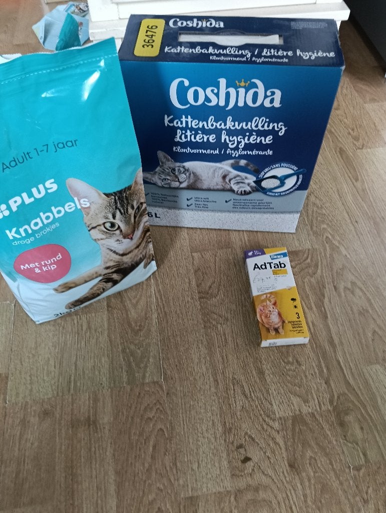 Te koop kattenvoer, kattengrind en vlooien tabletten kat, Ophalen, Gebruikt