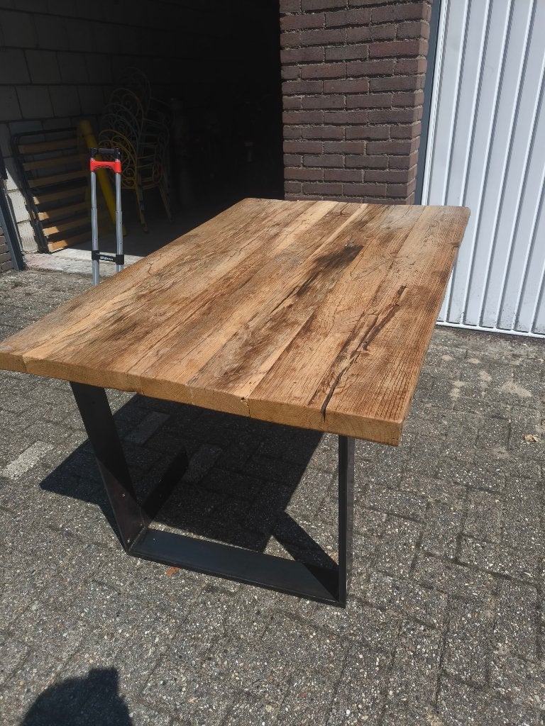 Massief eikenhouten tafel – uniek blad van oude eiken deur, 100 tot 150 cm, Eikenhout, Zo goed als nieuw, Vijf personen of meer