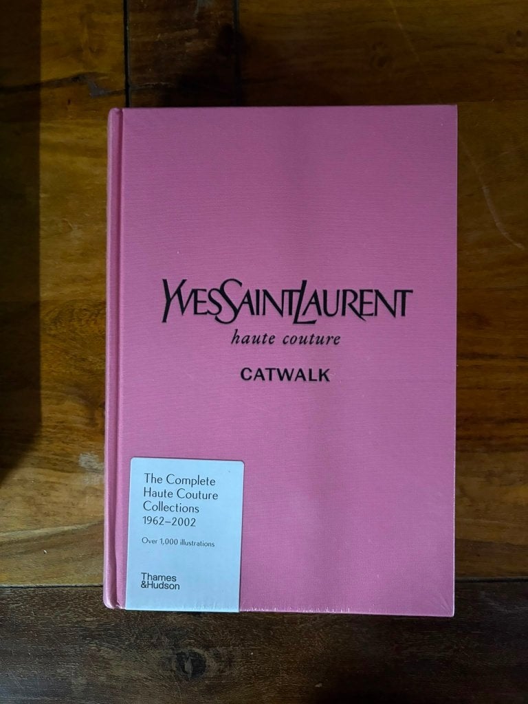 YVES SAINT LAURENT CATWALK KOFFIETAFELBOEK (ENGELS), Boeken, Mode, Ophalen of Verzenden, Nieuw, Mode algemeen