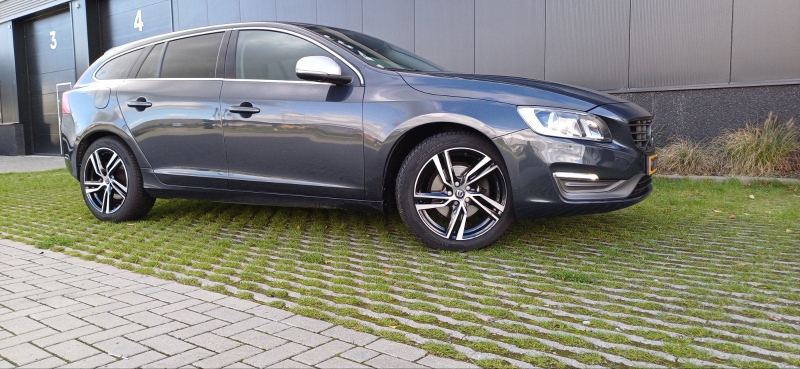 Volvo V60 T3 150pk automaat 2015 Grijs, 1596 cc, 4 cilinders, Particulier, 1600 kg