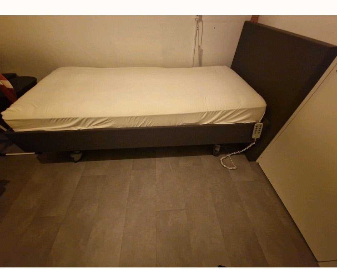 Elektrische verstelbaar bed, Ophalen of Verzenden, Zo goed als nieuw, Eenpersoons, 90 cm