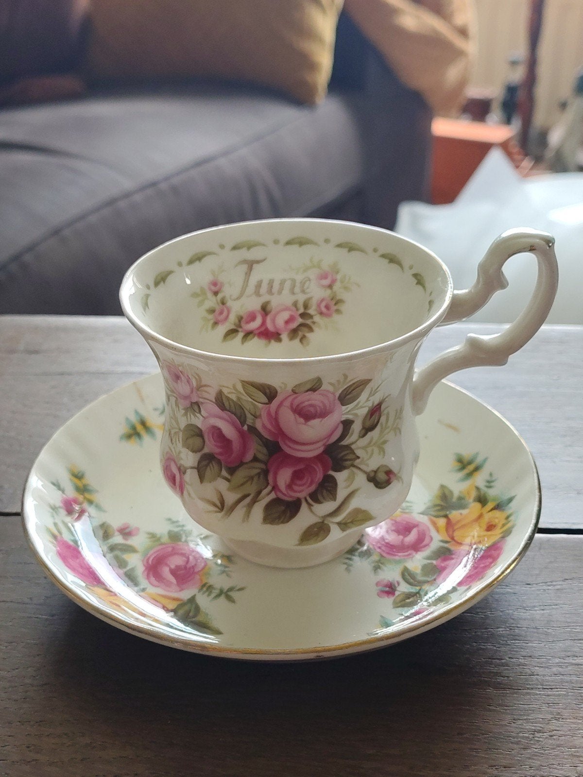 Royal Albert Flower of the Month Juni (Roses) Kop en Schotel, Antiek en Kunst, Ophalen of Verzenden