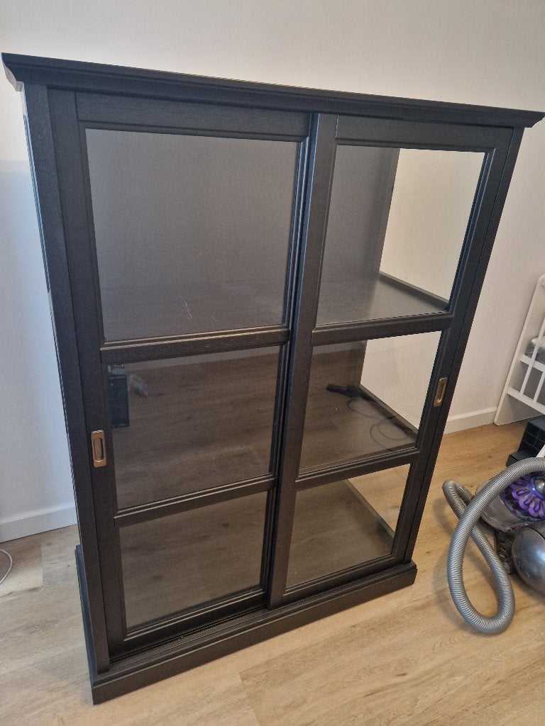 Ikea Malsjö Vitrinekast zwart, Huis en Inrichting, Kasten | Vitrinekasten, Ophalen, Met deur(en), 100 tot 150 cm, 100 tot 150 cm