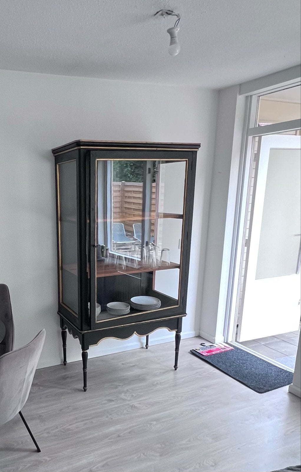 Zwart vintage vitrinekast met gouden accenten, Huis en Inrichting, 150 tot 200 cm, Overige houtsoorten, 50 tot 75 cm, Gebruikt