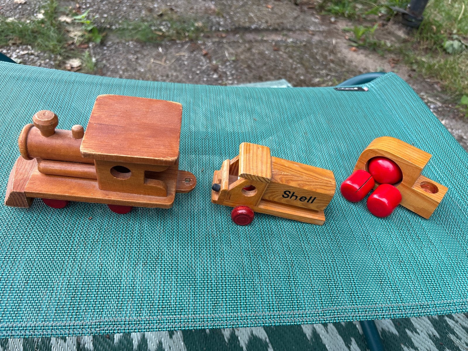 Houten speelgoedtrein en Shell vrachtwagen, Ophalen of Verzenden, Gebruikt, Rij- of Hobbelspeelgoed