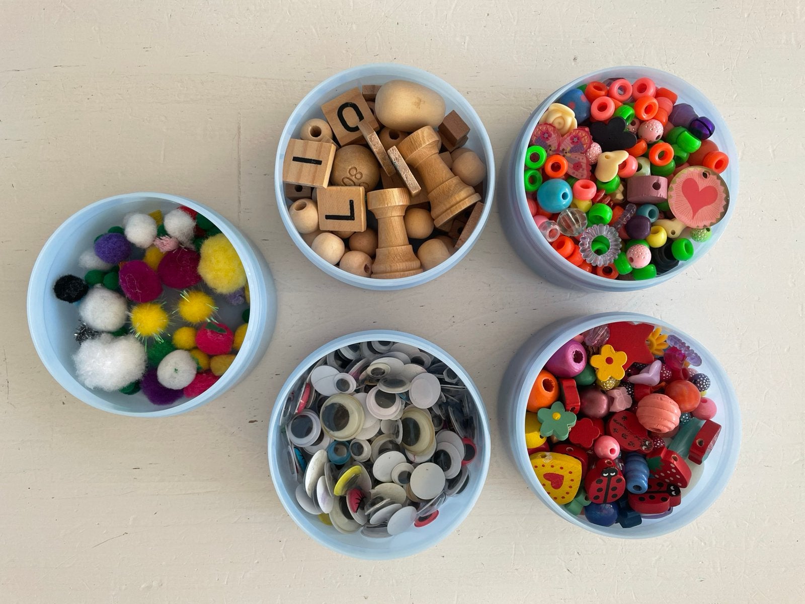 25 lege plastic potjes schroefdeksel kralen knopen knutselen, Hobby en Vrije tijd, Knutselen, Ophalen of Verzenden, Gebruikt, Kunststof