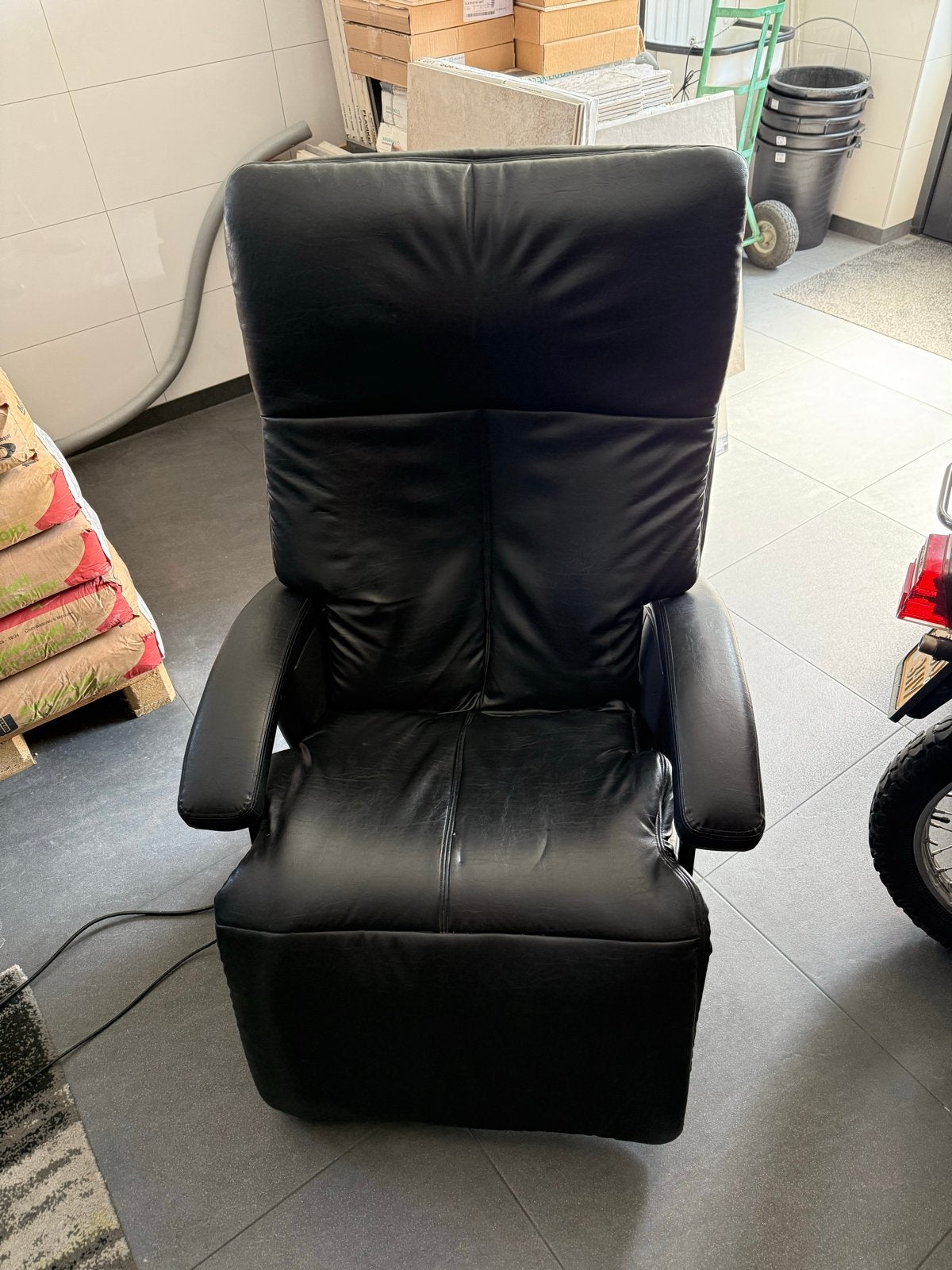 Zwarte massagestoel - Comfortabel en Verstelbaar, Huis en Inrichting, Ophalen, Gebruikt, 50 tot 75 cm, Leer