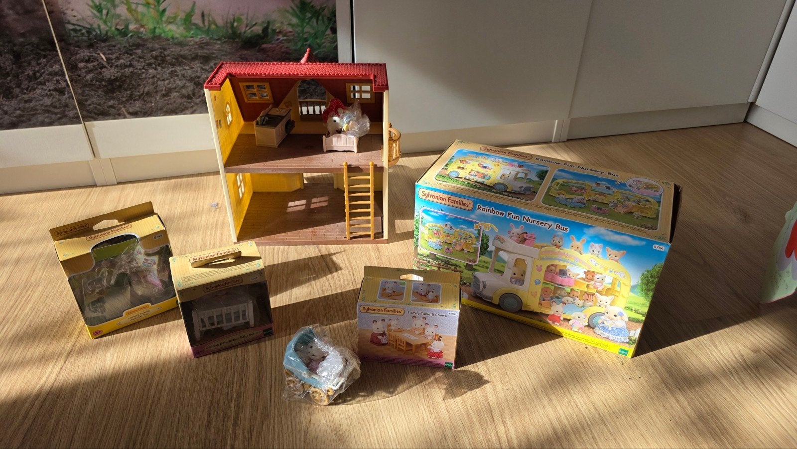 Sylvanian Families set:  huis, babybed, tweeling, bus etc, Ophalen of Verzenden, Zo goed als nieuw, Poppenhuis