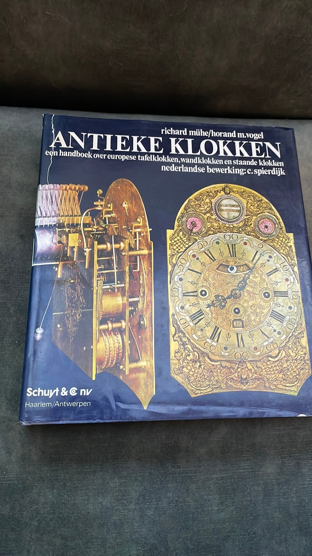 Boek over Antieke Europese klokken, Ophalen of Verzenden, Zo goed als nieuw, Architectuur algemeen