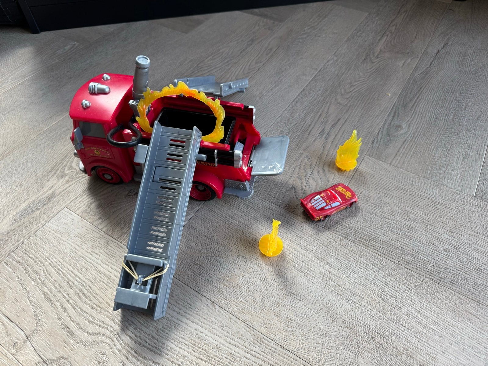 Verkleurbare Cars McQueen auto  met schietbaan, Kinderen en Baby's, Ophalen of Verzenden, Gebruikt