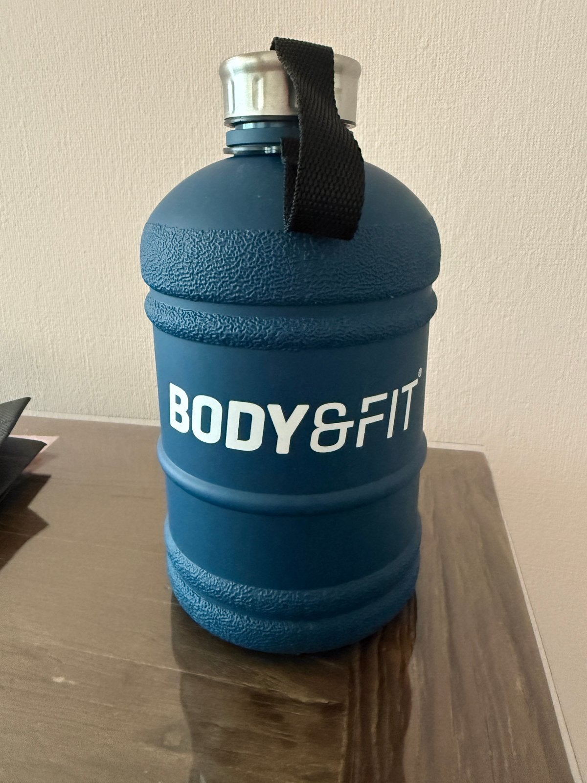 Body&Fit waterjug 1,89 L drinkfles donkerblauw met draagband, Verzenden, Nieuw