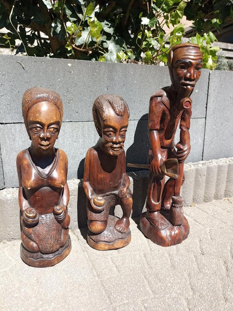 Set van 3 handgesneden houten beelden - Afrikaanse stijl, Ophalen of Verzenden, Handgemaakt, 20 - 50 cm, Beeld