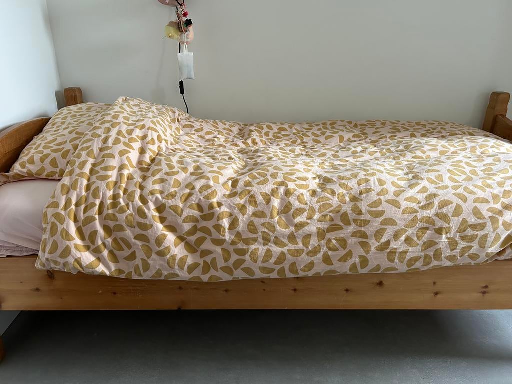 Grenen bed eenpersoons, Huis en Inrichting, Slaapkamer | Bedden, Ophalen, Eenpersoons, Bruin, Brocant