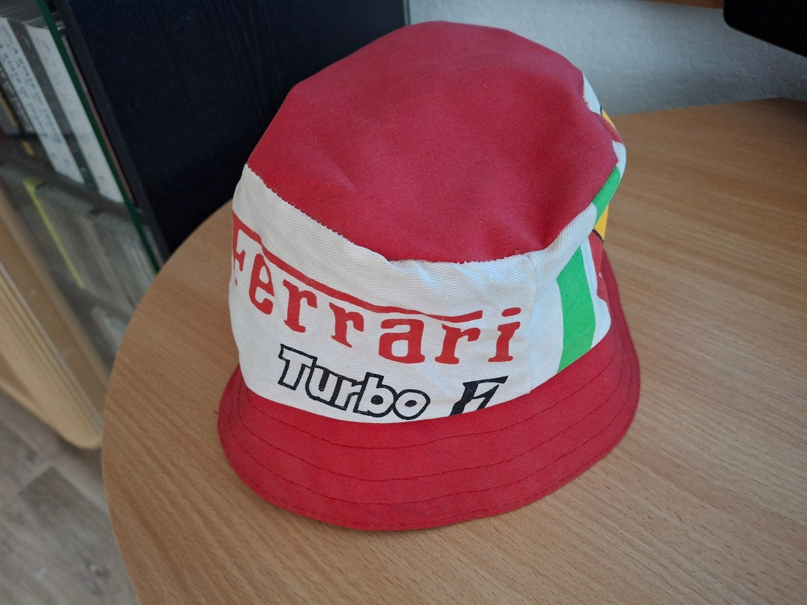 Ferrari turbo F1 hoedje
De conditie is gebruikt, nette staat, Ophalen of Verzenden, Gebruikt, Formule 1
