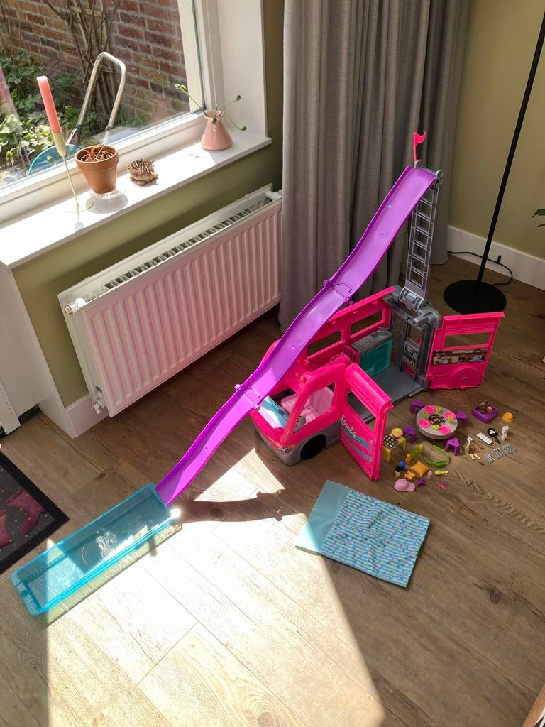 Barbie camper met glijbaan en veel accessoires, Ophalen, Zo goed als nieuw