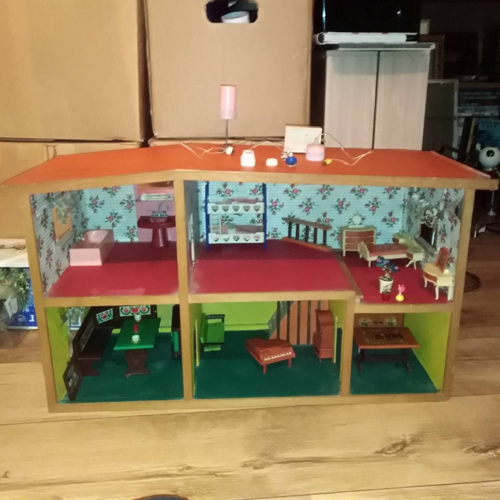 Vintage poppenhuis met meubeltjes, Ophalen, Gebruikt, Poppenhuis
