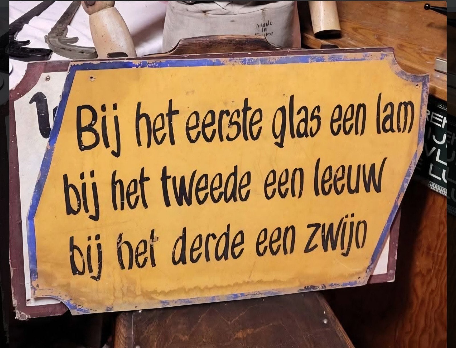 Oud kroegbord met spreuk - Bij het eerste glas een lam, Ophalen of Verzenden