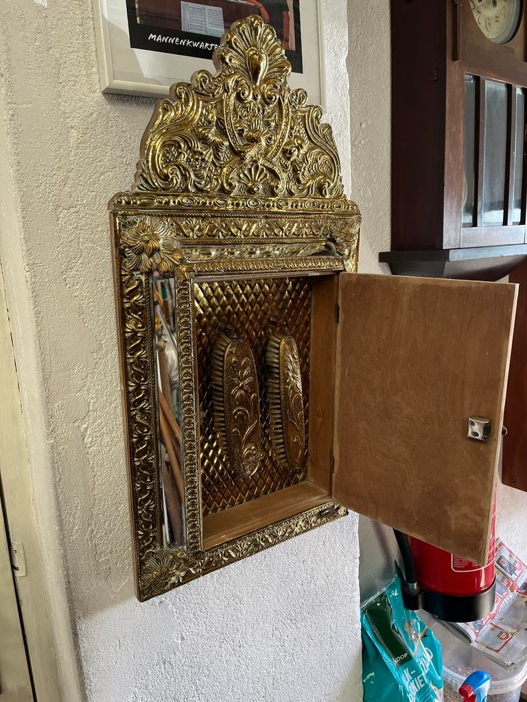 Brocante Frans spiegelkastje met schoenborstels, Ophalen of Verzenden