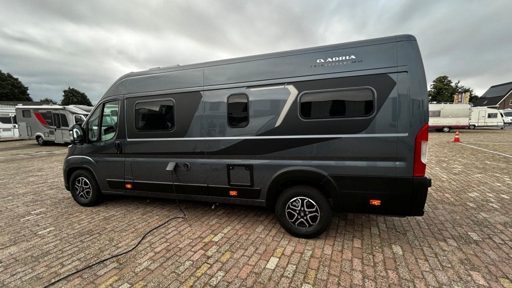 Adria Twin Supreme 640 SLB 2027 Bekleding Leer, Caravans en Kamperen, Campers, Buscamper of Camperbus, Fiat, Tot en met 2, 6 tot 7 meter