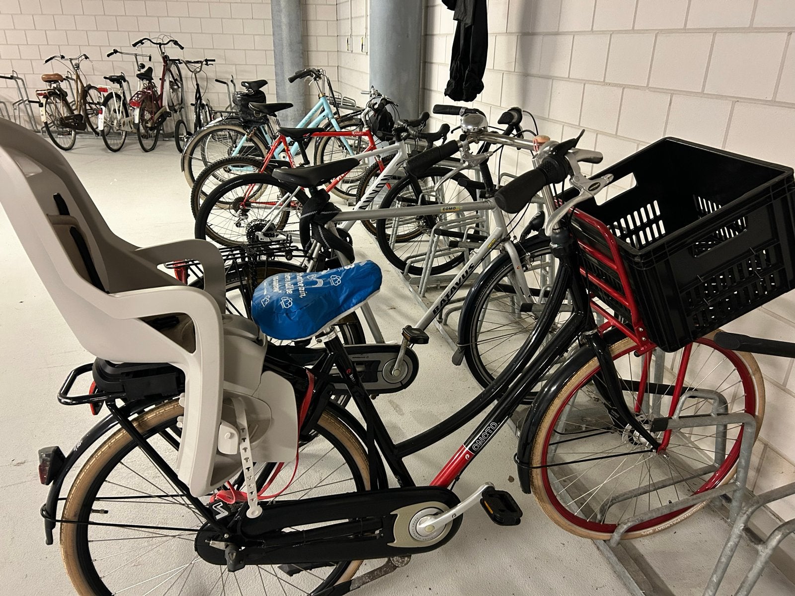 Foto 2 van Batavus damesfiets met kinderzitje en mand - Goede staat