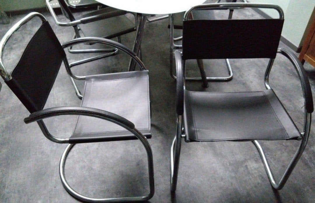 design buisframe stoelen, Ophalen, Twee, Zwart, Zo goed als nieuw