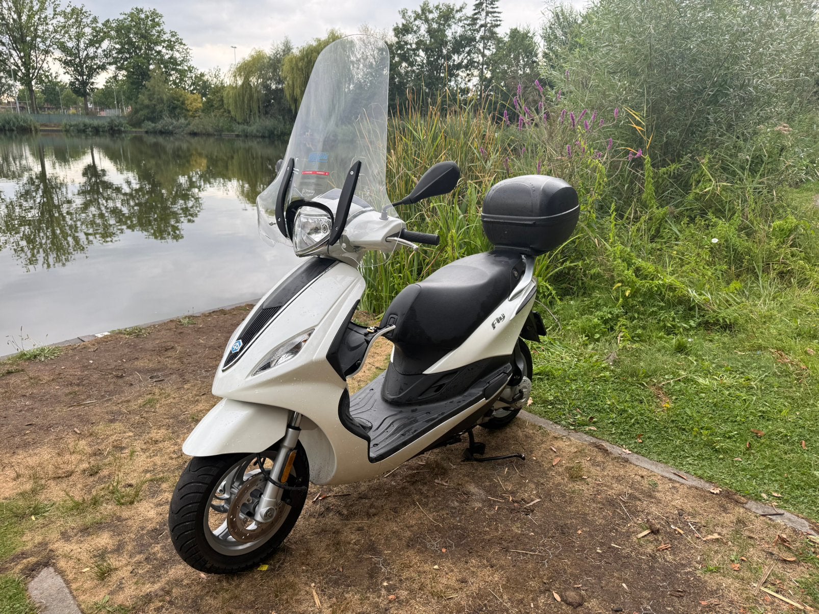 piaggio new fly windscherm+ koffer, Ophalen of Verzenden, Zo goed als nieuw, Benzine, Fly
