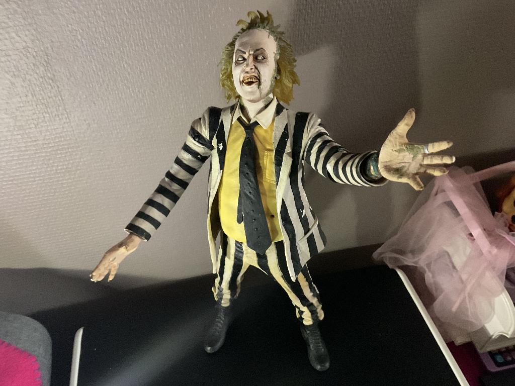 Beetlejuice 1/4 18 inch Neca met spraakfunctie., Verzamelen, Film en Tv, Ophalen of Verzenden, Zo goed als nieuw, Film, Actiefiguur of Pop