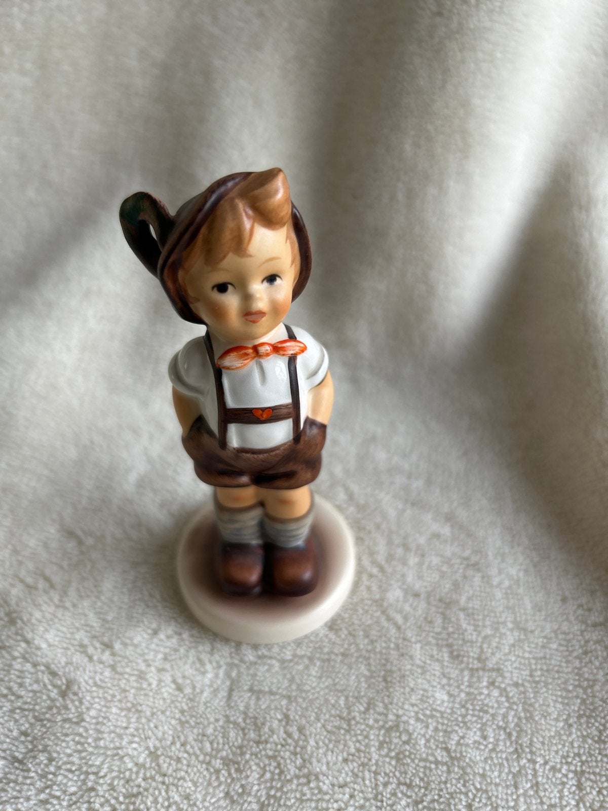 Goebel Hummel beeldje - Jongen met hoed (1992), Verzamelen, Ophalen of Verzenden, Zo goed als nieuw, Hummel