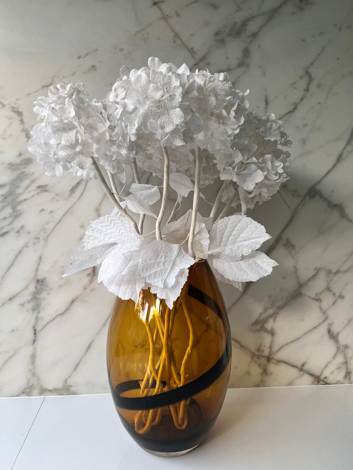 8 X WITTE ZIJDE HORTENSIA KUNST BLOEMEN + BRUINE GLAZEN VAAS, Binnen, 70 cm, Onderhoudsvrij, Zijde
