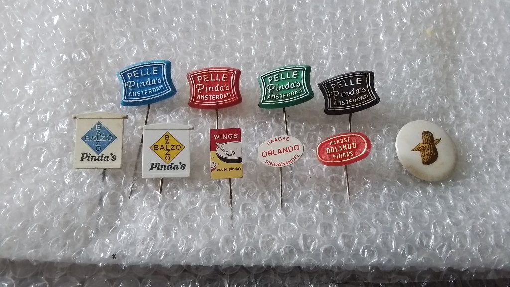 9 verschillende speldjes en een button van pinda's, Ophalen of Verzenden, Zo goed als nieuw, Overige onderwerpen