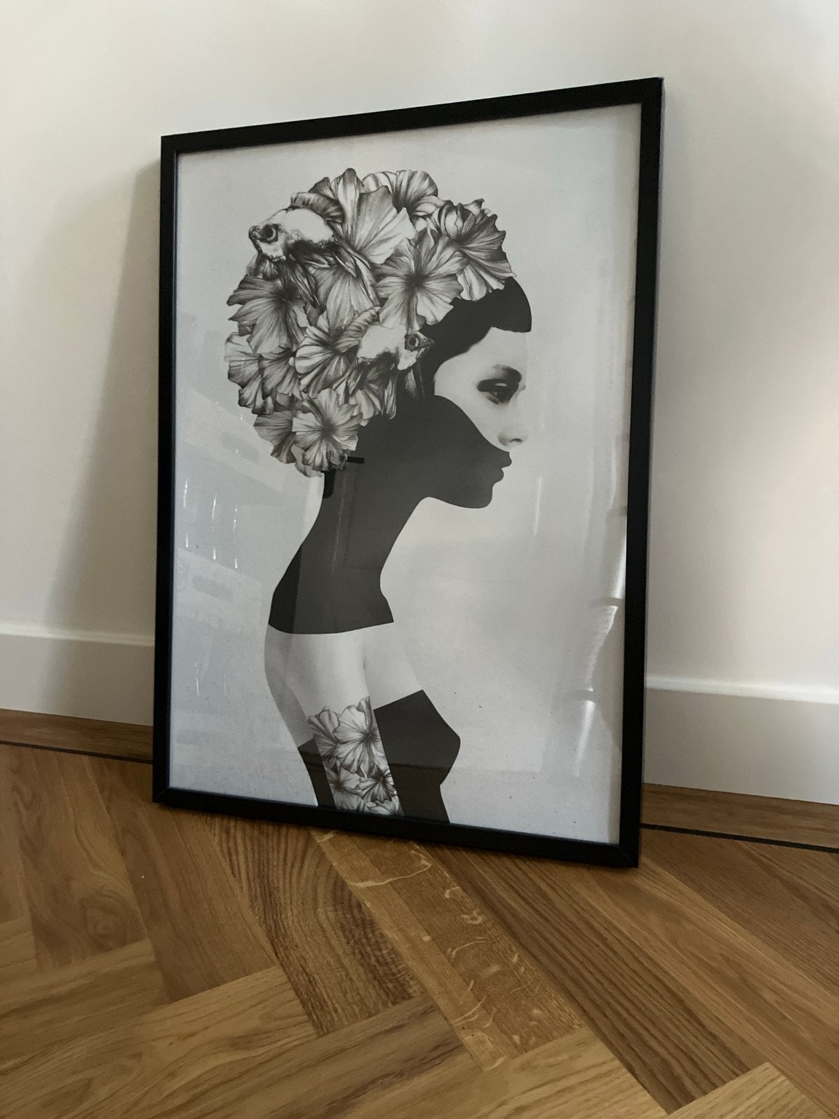 Modern ingelijst kunstwerk: Vrouw met bloemen en vissen, Antiek en Kunst, Kunst | Schilderijen | Klassiek, Portret of Personen