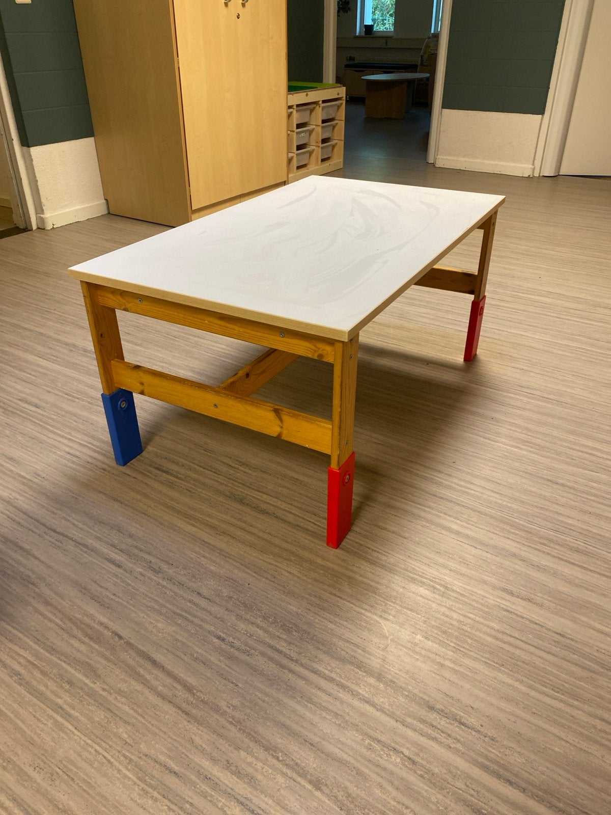 Stevige houten kindertafel met wit blad, Ophalen, Gebruikt, 100 tot 150 cm, 50 tot 100 cm
